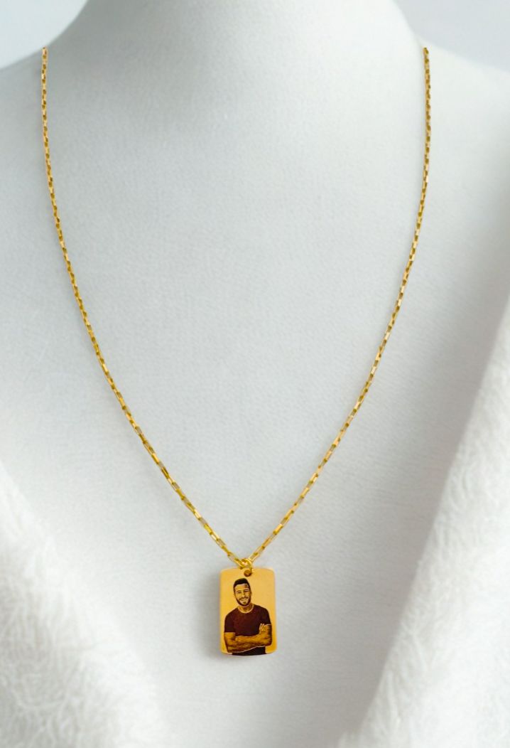 Colar pingente retangular banhado a ouro